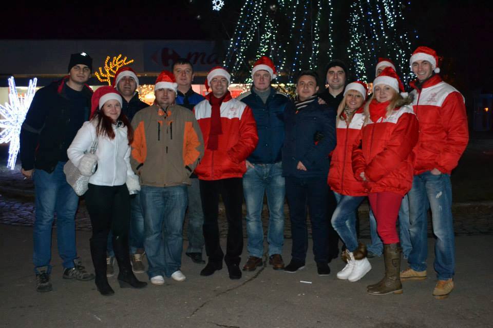 Moș Crăciun ajutat de organizația TSD Reșița, a împărțit daruri în seara de Ajun în Centrul Civic