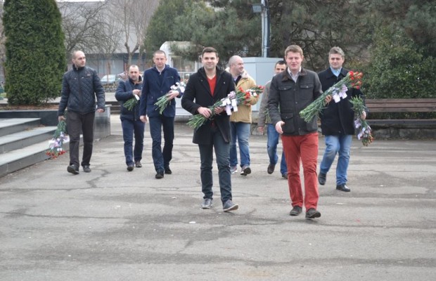 Tinerii din PSD au împărțit flori și zâmbete pe străzile Reșiței